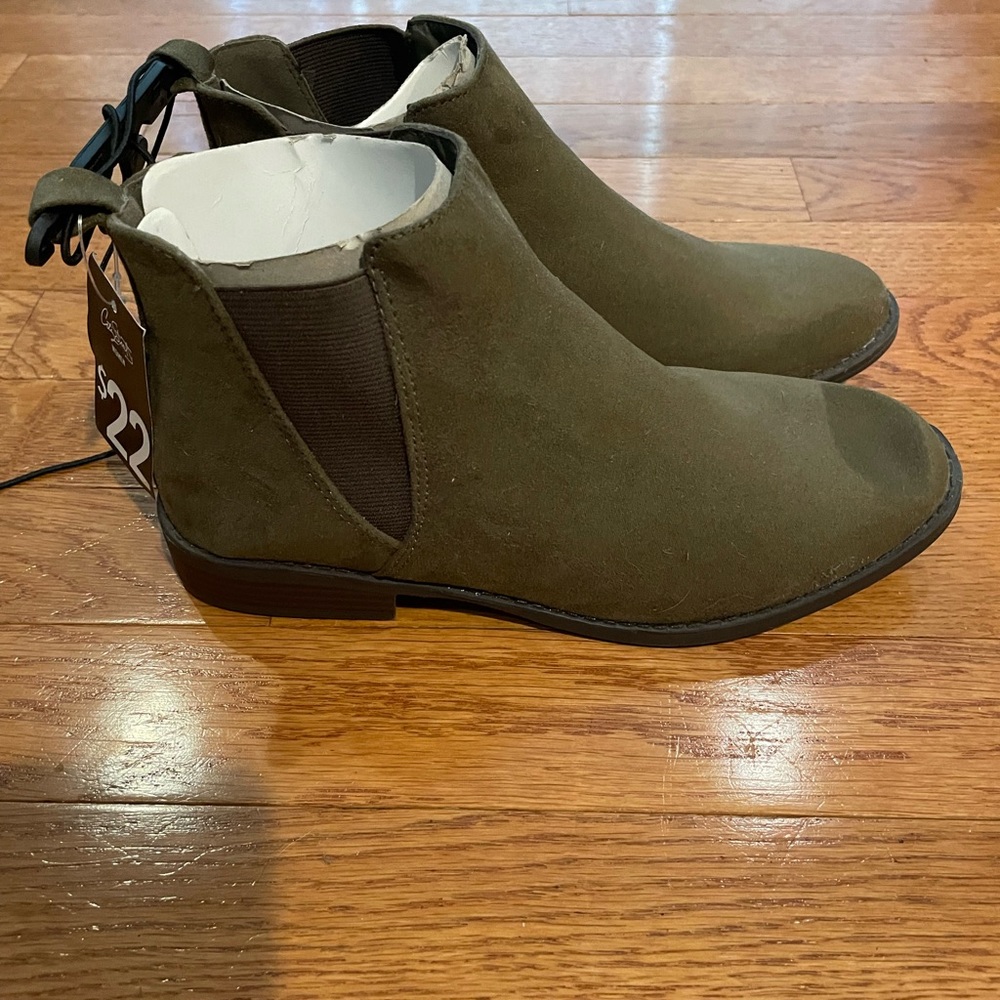 City Streets olive boots NWT Size: 7